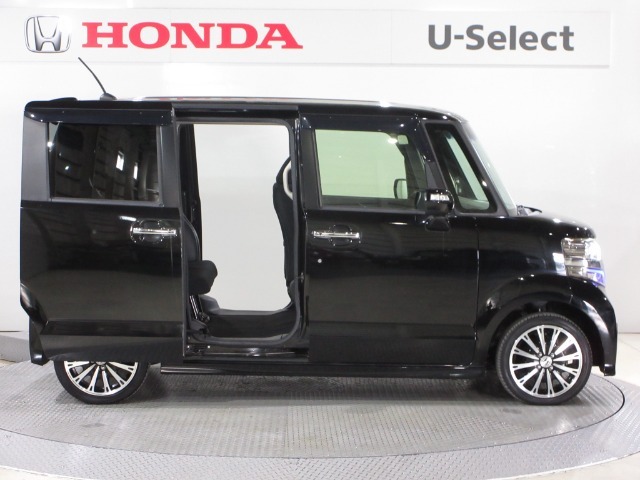 ハンドグリップ付両側電動パワースライドドアがついております。ご年配の方や小さいお子さんの乗り降りも楽々ですね。万が一ドアに手を挟んでしまっても、挟み込み防止機構が付いていて安心です！