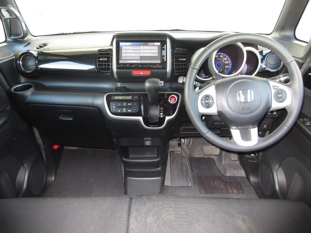 握りやすいハンドルには、オーディオコントロールとクルーズコントロールスイッチが装備されており、ハンドルから手を離さずに操作が出来ます。感覚で操作ができて便利で安全ですね！