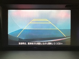 バックでの車庫入れも安心です！　リアカメラが付いているバックモニター付のナビを装備しております。操作線もついており距離感も画面から確認できます。