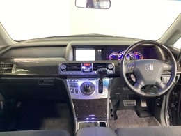 車内は光触媒抗菌消臭施工済です。インパネ周りはスタイリッシュなデザインで機能や装備も充実しています。グローブボックスやカップホルダーのほかにトレーなどたくさんの収納スペースが付いています。