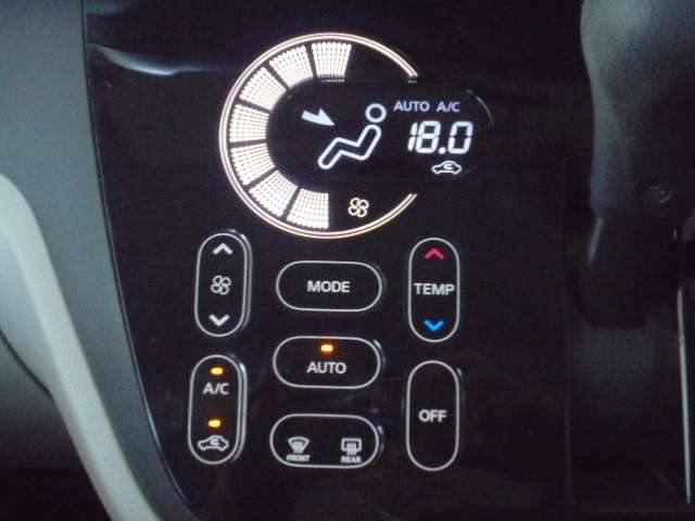 オートエアコンなので車内の温度が最適温度に保たれ快適ドライブです♪