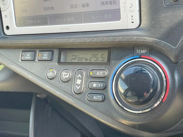 【オートエアコン】一度お好みの温度に設定すれば、車内の温度を検知し風量や温度を自動で調整。暑い…寒い…と何度もスイッチ操作をする必要はありません。快適な車内空間には必須の機能ですね♪