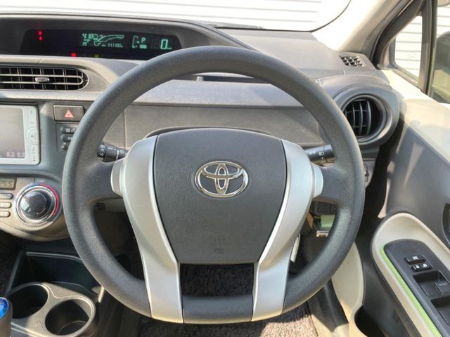 インテリアに合わせたデザインのステアリングは、運転される方のことも考え、運転しやすい形状、大きさです。是非一度、実際に触ってお確かめください。