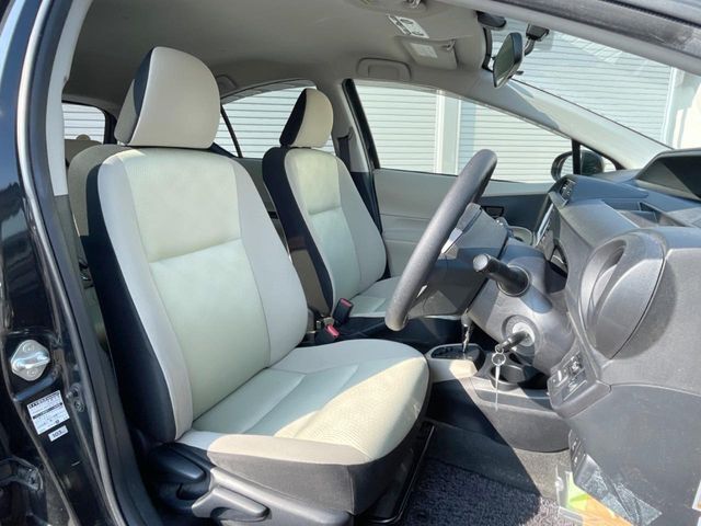 運転席まわりには十分なスペースがあり、大柄な方でもゆったり運転していただける環境です。