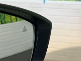 【ブラインドスポットモニタリング】走行中、ドアミラーの死角になりやすい箇所に後続車が接近するとサイドミラー付近に警告を表示、ドライバーに注意喚起をしてくれます。
