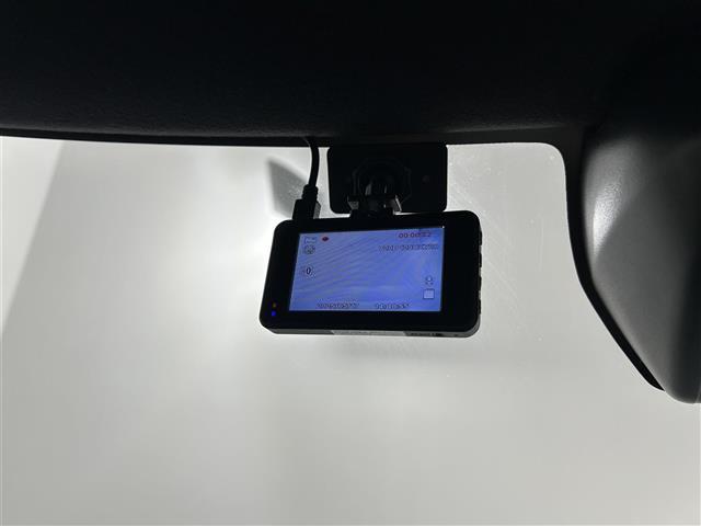 【ドライブレコーダー】映像・音声などの運転中の記録を残します。事故などを起こした起こされた時の証拠になりえますので、もしも時でも安心ですね。