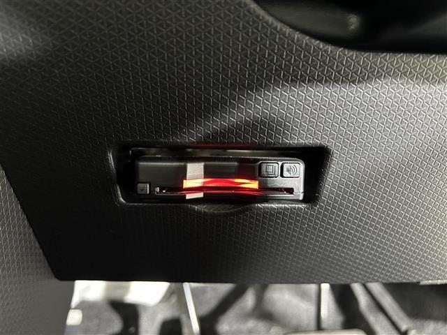 【ETC】有料道路を利用する際に料金所で停止することなく通過できる、ETC車載器（ノンストップ自動料金収受システム機器）が装備されています。セットアップを行うことで利用可能になります。