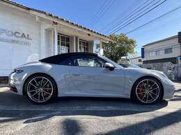 ご覧いただきありがとうございます。ポルシェ911、4Sカブリオレ(992型)、クレヨン、OP400、実走行500km、内外装コーティング済み、スポクロ、スポエグ、PASM、フロントリフターなどたくさんの純正オプション付き。