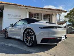 ご覧いただきありがとうございます。ポルシェ911、4Sカブリオレ(992型)、クレヨン、OP400、実走行500km、内外装コーティング済み、スポクロ、スポエグ、PASM、フロントリフターなどたくさんの純正オプション付き。