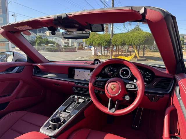 ご覧いただきありがとうございます。ポルシェ911、4Sカブリオレ(992型)、クレヨン、OP400、実走行500km、内外装コーティング済み、スポクロ、スポエグ、PASM、フロントリフターなどたくさんの純正オプション付き。