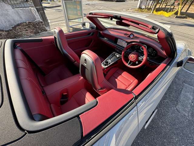 ご覧いただきありがとうございます。ポルシェ911、4Sカブリオレ(992型)、クレヨン、OP400、実走行500km、内外装コーティング済み、スポクロ、スポエグ、PASM、フロントリフターなどたくさんの純正オプション付き。