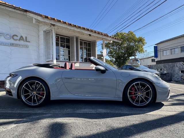 ご覧いただきありがとうございます。ポルシェ911、4Sカブリオレ(992型)、クレヨン、OP400、実走行500km、内外装コーティング済み、スポクロ、スポエグ、PASM、フロントリフターなどたくさんの純正オプション付き。
