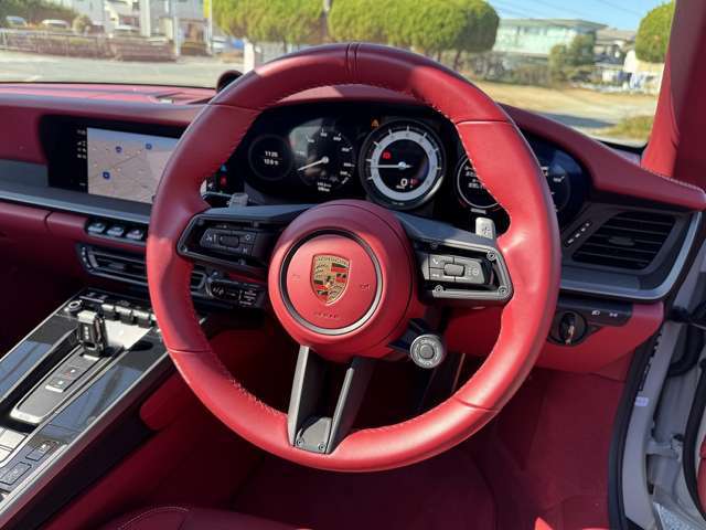 ご覧いただきありがとうございます。ポルシェ911、4Sカブリオレ(992型)、クレヨン、OP400、実走行500km、内外装コーティング済み、スポクロ、スポエグ、PASM、フロントリフターなどたくさんの純正オプション付き。