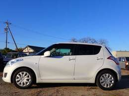 左側面の状態です。キレイな状態です。禁煙車で内装もとてもキレイです！気になる匂いもありません。お肌にやさしい中性洗剤＆温水スチームにてルームクリーニング抗菌加工済みです！