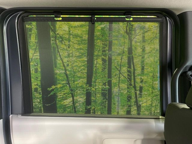【ロールシェード】日差しや車外からの光が眩しいときにサッと引き出して使える、ロール格納タイプのサンシェードを装備。後席に乗ったお子様がウトウトしだした時など、ぜひご活用ください♪