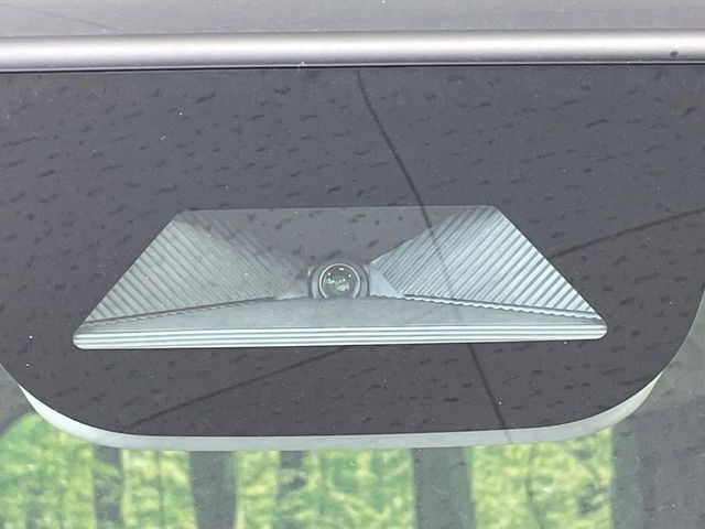 【ホンダセンシング】走行中に前方の車両等を認識し、衝突しそうな時は警報とブレーキで衝突回避と被害軽減をアシスト。より安全にドライブをお楽しみいただけます。