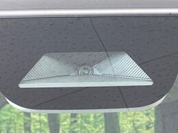 【ホンダセンシング】走行中に前方の車両等を認識し、衝突しそうな時は警報とブレーキで衝突回避と被害軽減をアシスト。より安全にドライブをお楽しみいただけます。
