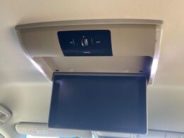 【フリップダウンモニター】大画面モニターで後席でもエンタメをお楽しみいただけます。小さなお子様にも大人気の装備です♪