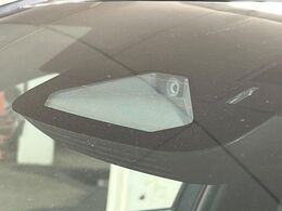 【プリクラッシュセーフティ】前方の車両等を検知し、衝突しそうな時は警報で注意を促し、ブレーキを踏む力をサポート。ブレーキを踏めなかった場合は衝突被害軽減ブレーキが作動、衝突回避をサポートします。