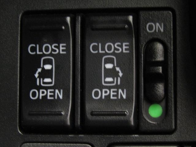 両側電動のスライドドアスイッチです。室内の開閉スイッチでゲストを向かえる際、さりげなくドア開閉スイッチをON。スマートですね！
