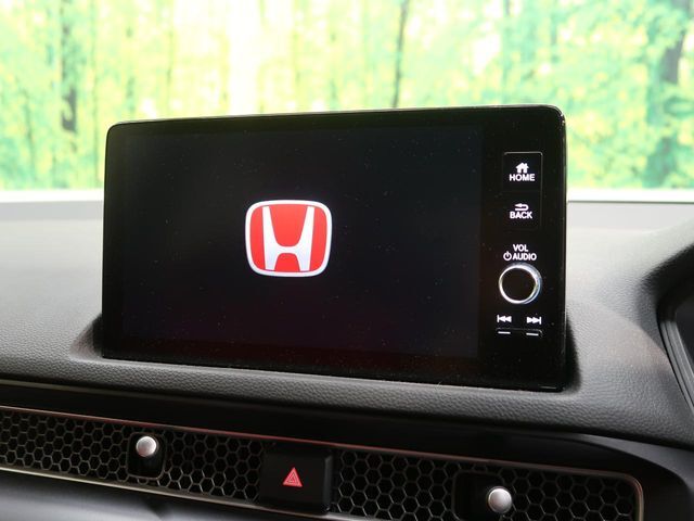 【メーカー純正ナビ】インテリアに溶け込むスタイリッシュな「専用設計」メーカーナビを装備♪視認性や操作性など基本性能にも優れ、より上質なカーライフをお楽しみいただけます。