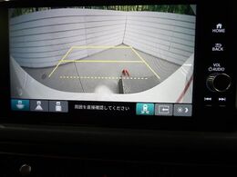 【バックカメラ】駐車時に後方がリアルタイム映像で確認できます。大型商業施設や立体駐車場での駐車時や、夜間のバック時に大活躍！運転スキルに関わらず、今や必須となった装備のひとつです！