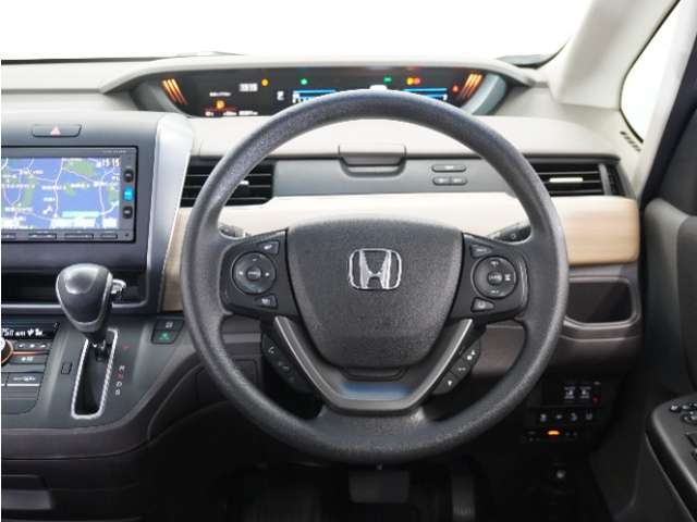 【Honda SENSING】 カメラ等装置で精度の高い検知能力を発揮、安全運転を支援します。ステアリング上のコントローラーに注目！