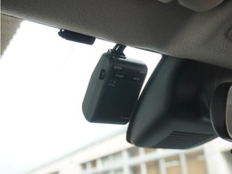 ◆ドライブレコーダー◆映像・音声などを記録する自動車用の装置です。　もしもの事故の際の記録はもちろん、旅行の際の思い出としてドライブの映像を楽しむことができます。