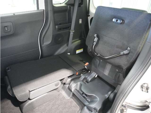 【チップアップ＆ダイブダウンシート】はね上げれば高さのある荷物、倒せば長い荷物も収まります。はね上げて、倒して変化するシートで使いやすさをアレンジ。