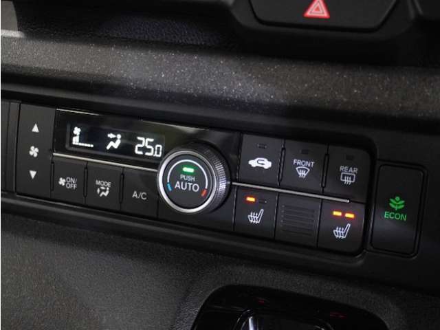 【オートエアコン】温度を設定すれば自動で快適な車内温度を保ちます。エアコン内部の高性能脱臭フィルターで車内のアレルゲンや花粉を除去。