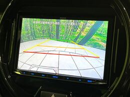 【バックカメラ】駐車時に後方がリアルタイム映像で確認できます。大型商業施設や立体駐車場での駐車時や、夜間のバック時に大活躍！運転スキルに関わらず、今や必須となった装備のひとつです！