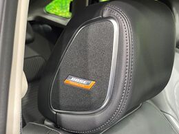【BOSEサウンドシステム】メーカーオプションの高品位サウンドシステムを搭載。専用のチューニングが施された大小様々なスピーカーから良質なサウンドが奏でられ、臨場感あふれる音響空間を演出します。