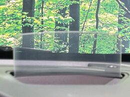 【ヘッドアップディスプレイ】現在の速度や走行情報をデジタル表示で運転席前方のガラスに投影！運転中、目線をずらさず必要な情報を確認できるのでとっても便利で安心！