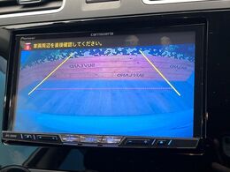 【バックカメラ】駐車時に後方がリアルタイム映像で確認できます。大型商業施設や立体駐車場での駐車時や、夜間のバック時に大活躍！運転スキルに関わらず、今や必須となった装備のひとつです！