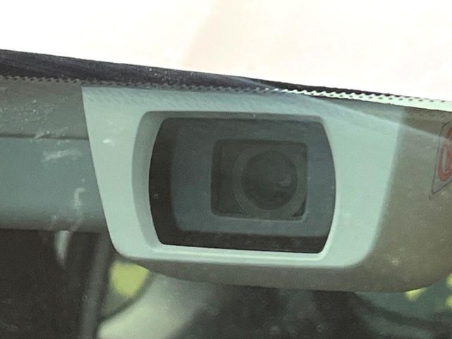 【アイサイトVer2】前方の車両等を検知し、衝突しそうな時は警報で注意を促し、ブレーキを踏む力をサポート。ブレーキを踏めなかった場合は衝突被害軽減ブレーキが作動、衝突回避をサポートします。