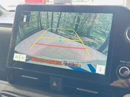 【バックカメラ】駐車時に後方がリアルタイム映像で確認できます。大型商業施設や立体駐車場での駐車時や、夜間のバック時に大活躍！運転スキルに関わらず、今や必須となった装備のひとつです！