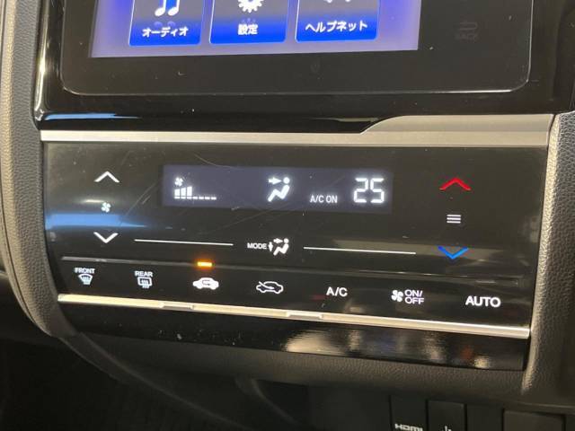 【オートエアコン】一度お好みの温度に設定すれば、車内の温度を検知し風量や温度を自動で調整。暑い…寒い…と何度もスイッチ操作をする必要はありません。快適な車内空間には必須の機能ですね♪