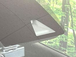 【インテリジェントエマージェンシーブレーキ】フロントカメラで前方の車両や歩行者を検知。衝突しそうな時は衝突被害軽減ブレーキが作動、衝突回避をサポート。より安全にドライブをお楽しみいただけます。