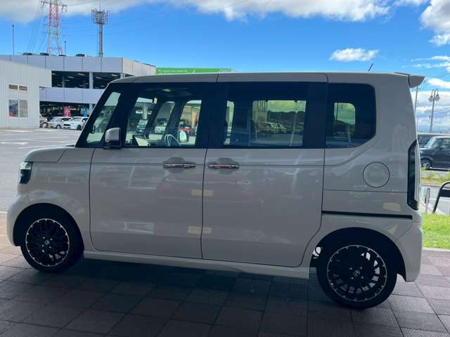 電子パーキングなので指先一つでサイドブレーキ解除です！