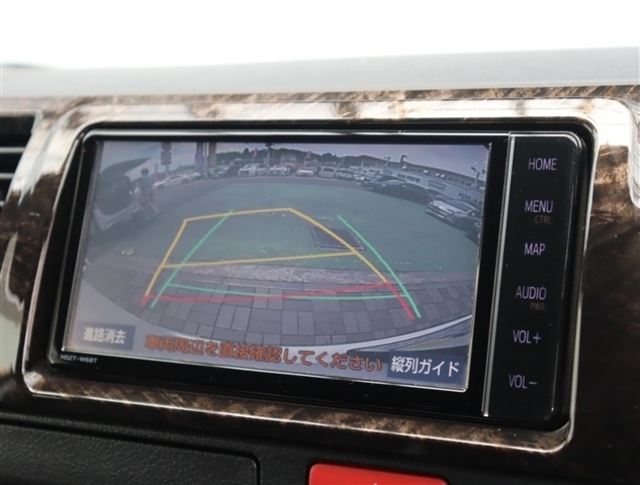 お車選びをお楽しみ頂けるよう、在庫車の展示スペースを十分に確保しております。
