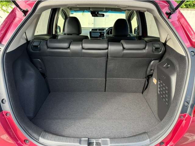 開口部も広く荷物の積み下ろしもしやすいお車となっております。床下にも収納スペースがあります。