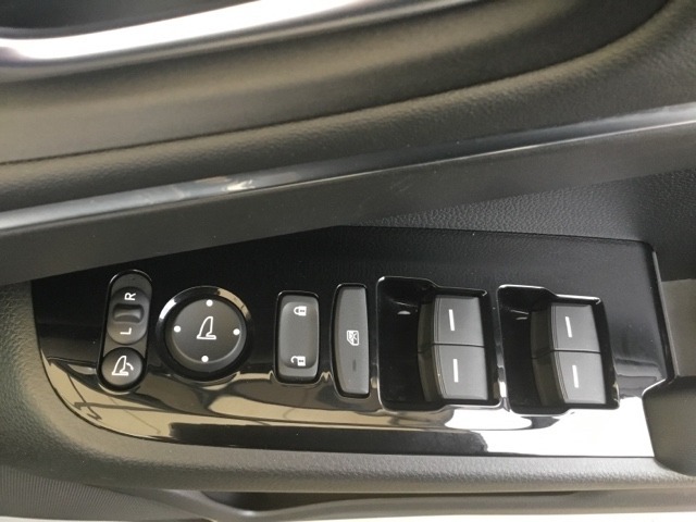 電動格納式ドアミラーのスイッチは運転席ドアにあります。