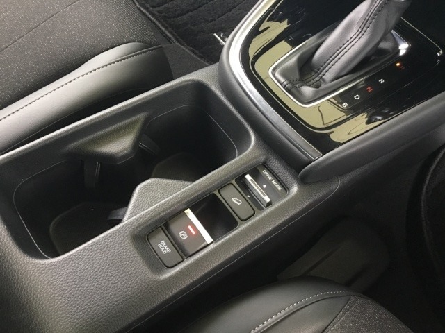 【電子制御パーキングブレーキ】指先で操作が簡単。スイッチを引くだけでパーキングブレーキの操作が可能です。