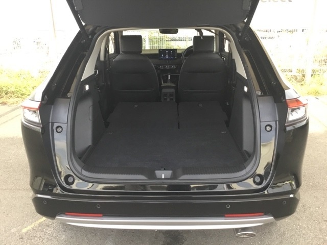 リアシートを前に倒せば荷室容量倍増！ほぼフラットな状態になるので、より多くの荷物を積むことができますよ。