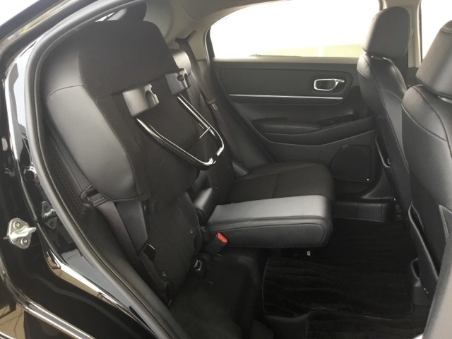 後席の座面をはね上げれば、荷室としてもお使いいただけます。