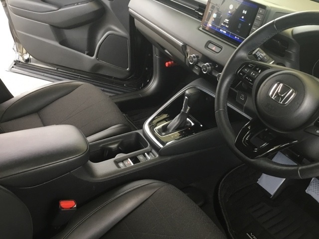 シンプルでとても使いやすいフロアシフトに、パーキングブレーキは、電子制御パーキングブレーキです。