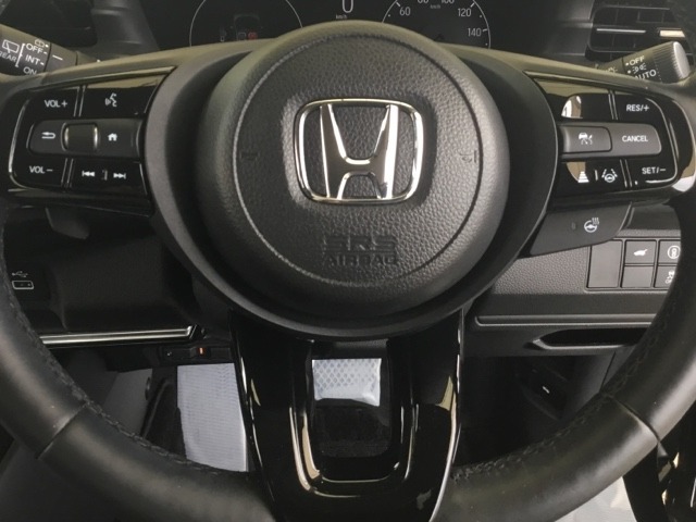 ステアリング左側はオーディオリモコンスイッチ、右側がクルーズコントロールです。手元で操作できるので便利です。