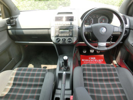車内、状態良好です。エアコン動作OK