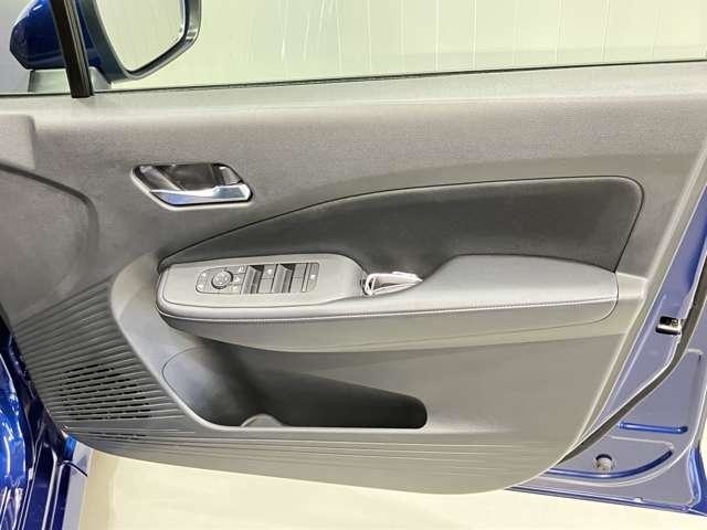 【運転席ドア】ボトルホルダーや収納ポケットが付いているので運転席周りもスッキリ保てます★