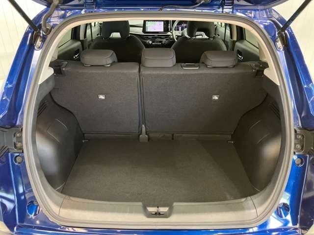 【ラゲッジルーム】シートを倒さなくても余裕をもって2人分の旅行の荷物が載せられます★